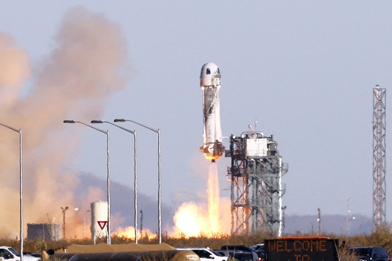Blue Origin впервые отправила в суборбитальный полет шесть туристов