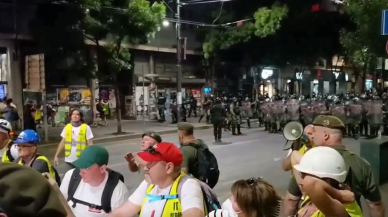 Протестующие в Белграде закидывают полицию пиротехникой
