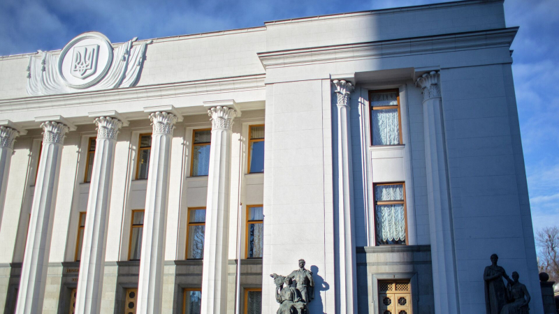 Депутаты Рады увеличили себе ежемесячные доплаты в три раза, пишут СМИ