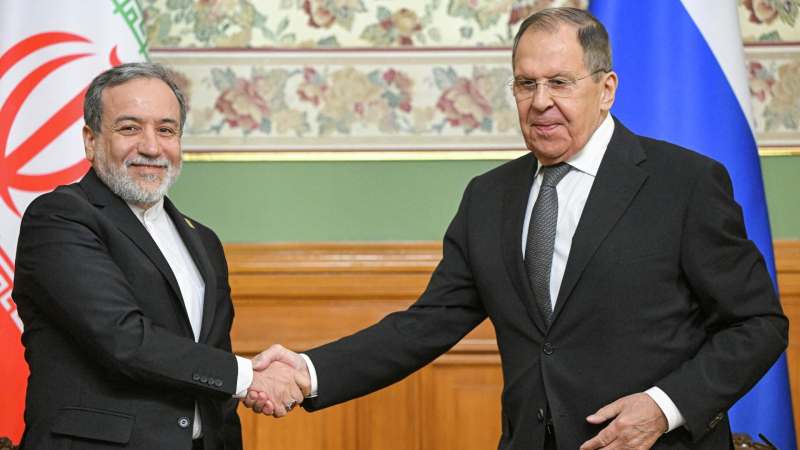 Военное сотрудничество России и Ирана продолжает развиваться, заявил Аракчи