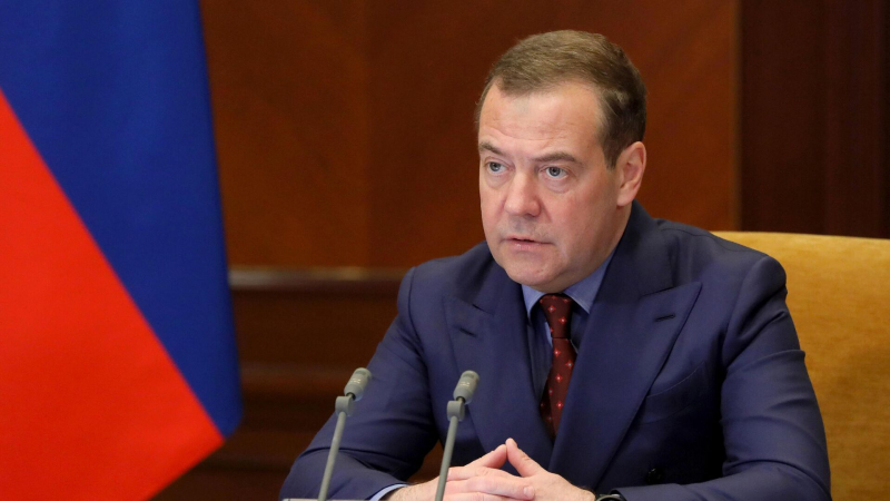 Медведев раскритиковал "сценарии урегулирования" на Украине