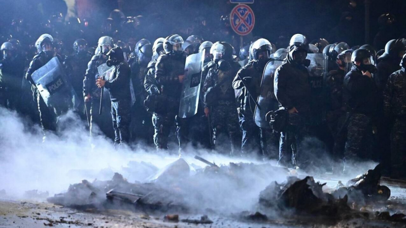 Спецназ оттеснил митингующих от парламента в Тбилиси и окружил здание